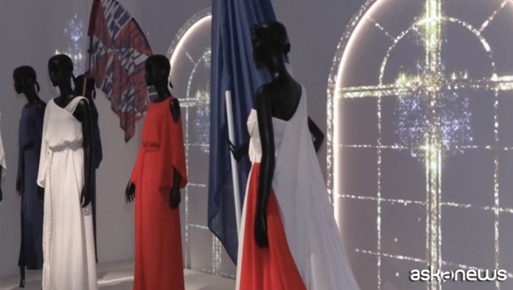 Paris 2024, les robes Dior portées par Céline Dion, Lady Gaga & Co. lors de la cérémonie d’ouverture exposées