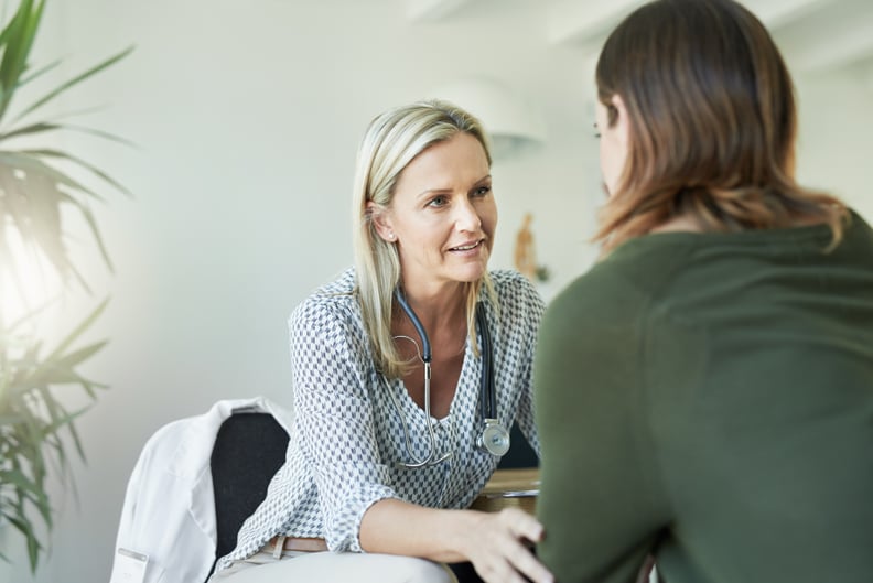 Plan recadré d'un médecin rassurant un patient