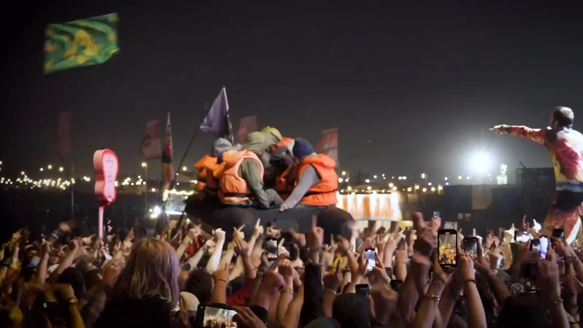 Banksy bouscule Glastonbury avec une nouvelle œuvre : un bateau de migrants lancé dans le public