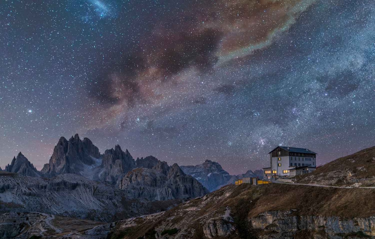 Rendez-vous dans la nuit du 12 au 13 août, pour profiter de la trace des météores des Perséides.  Des Dolomites à la Sicile, c’est ici que le spectacle du ciel est garanti tout au long du mois d’été