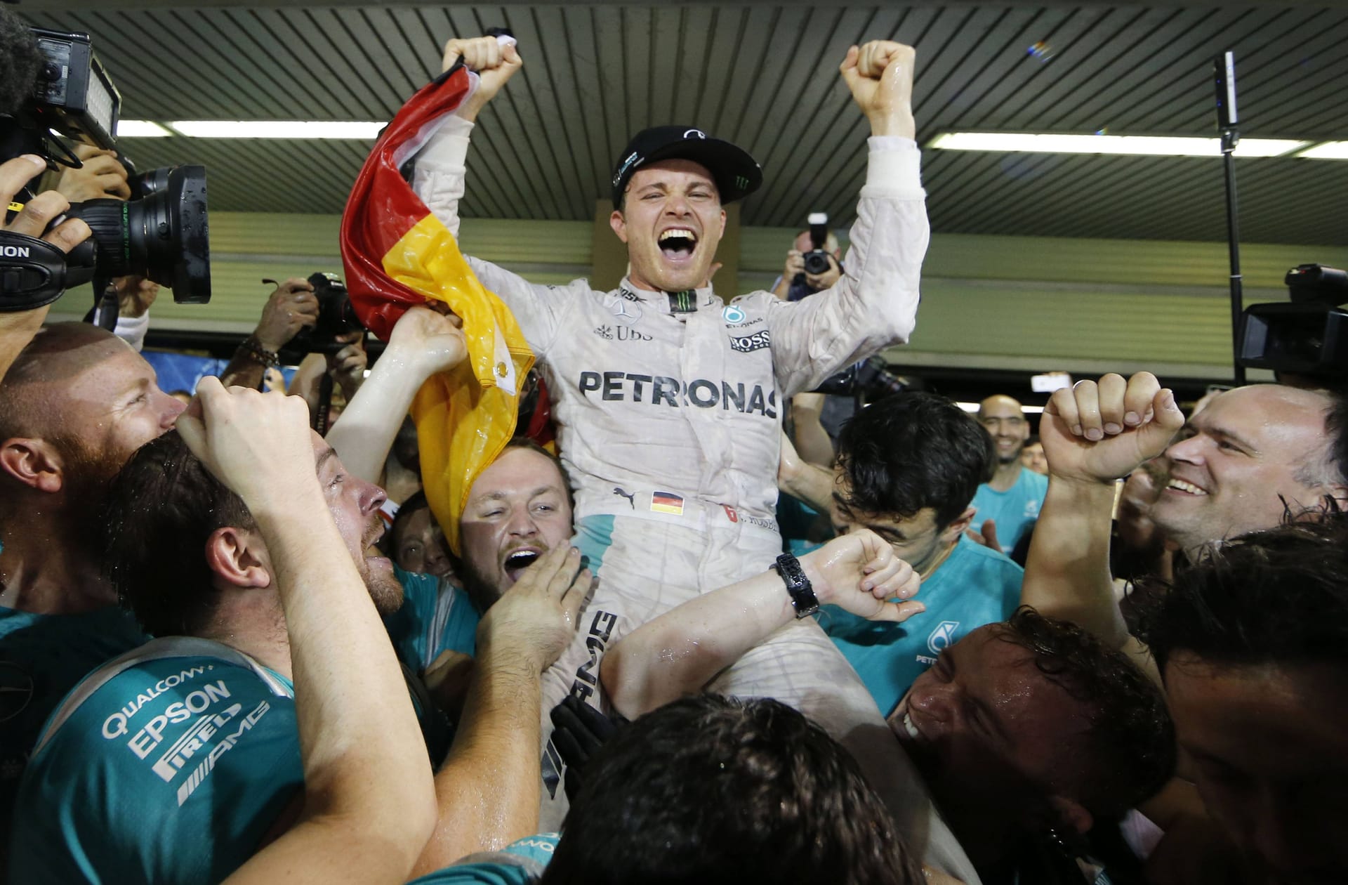 Fait marquant de sa carrière et point final : Nico Rosberg célèbre son titre mondial dans le stand Mercedes en 2016.