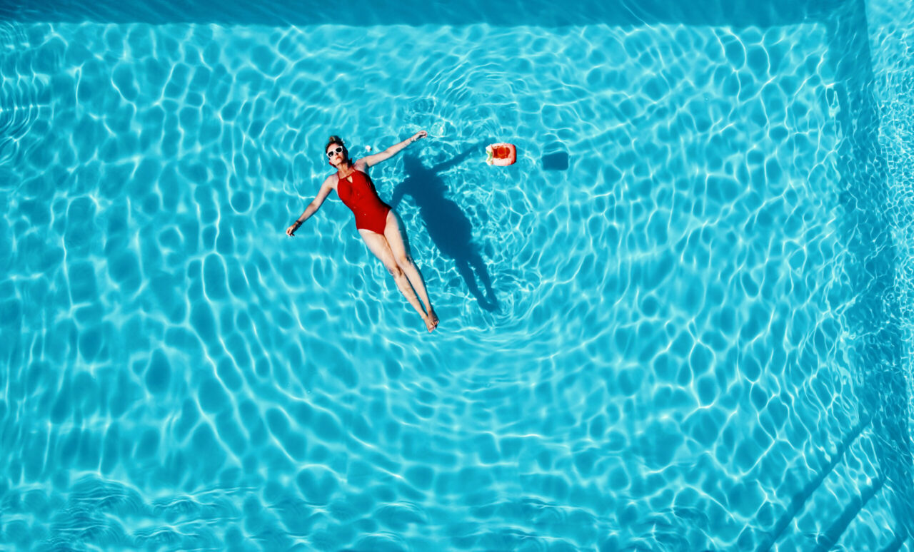 Si la chaleur rend l’entraînement difficile en été, voici les exercices à faire au bord de la mer ou en piscine.  L’expert l’explique