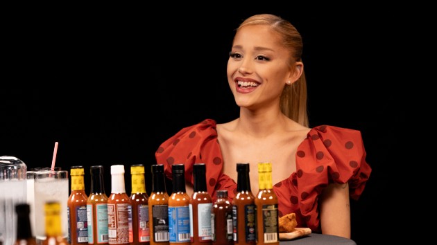 « Thank U, Next » : Ariana Grande interprète « Hot Ones » comme si de rien n’était