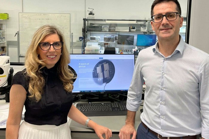 José Garrido et Carolina Aguilar se tiennent devant un écran affichant une plaquette de production de graphène 