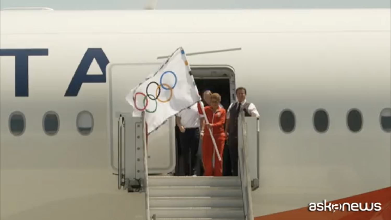 Un jour après la cérémonie de clôture de Paris 2024, le drapeau est arrivé à Los Angeles porté par la maire Karen Bass (et non par Tom Cruise)