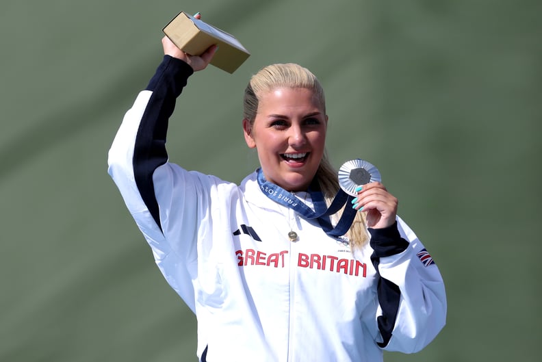 CHATEAUROUX, FRANCE - 04 AOÛT : La médaillée d'argent Amber Jo Rutter de l'équipe de Grande-Bretagne célèbre sur le podium lors de la cérémonie de remise des médailles féminines de tir au skeet le neuvième jour des Jeux Olympiques de Paris 2024 au centre de tir de Châteauroux le 04 août 2024 à C