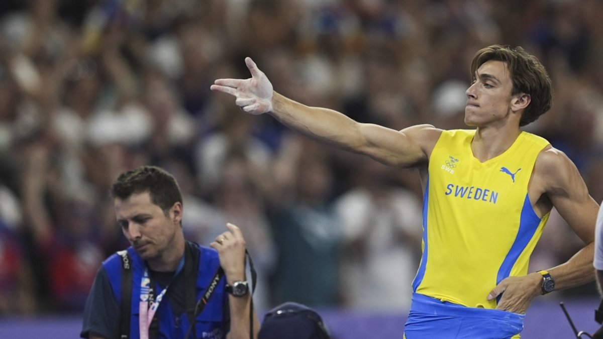 Yusuf Dikeç pose par Armand Duplantis, qui a battu le record du monde !