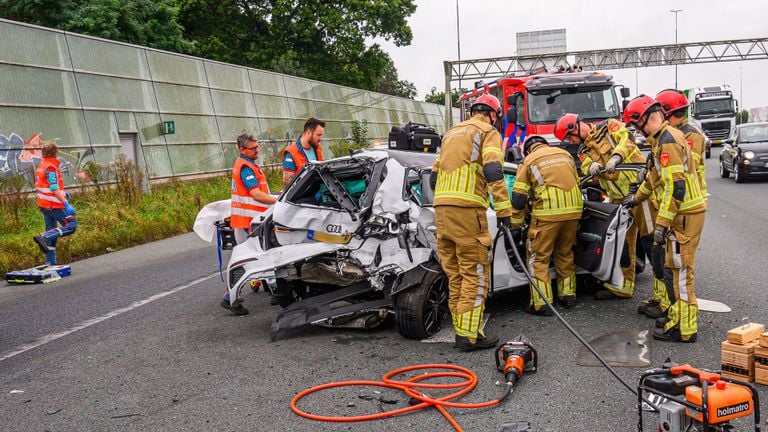 Personne grièvement blessée extraite de sa voiture après un carambolage près de Breda (photo SQ Vision).