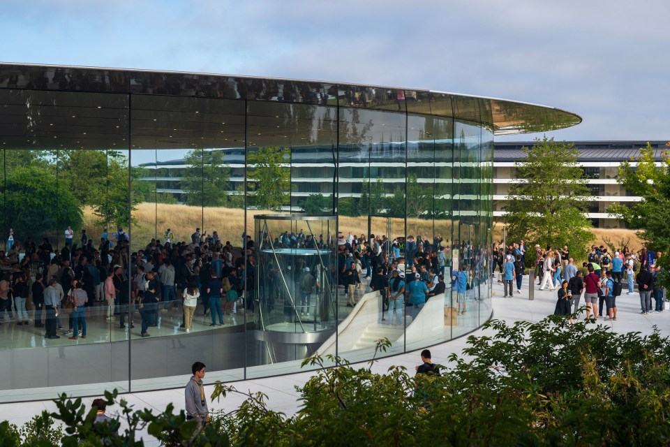 Apple organise ses événements de lancement d'iPhone au Steve Jobs Theater de la société à Cupertino, en Californie