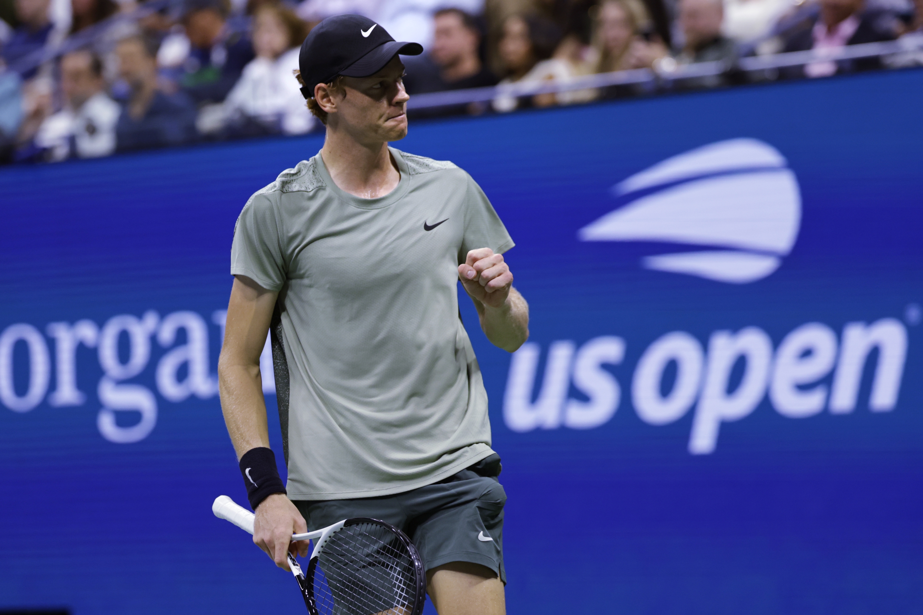 L'Italien Jannik Sinner lève le poing après avoir remporté un point contre le Russe Daniil Medvedev, lors des quarts de finale de l'US Open de tennis, mercredi 1er septembre. 4 novembre 2024, à New York. (Photo AP/Adam Hunger)