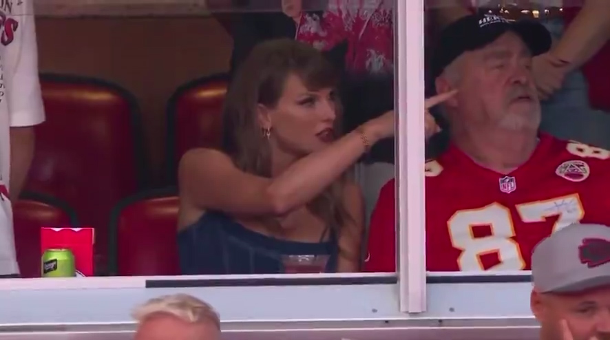 Taylor Swift assise à côté du père de Travis Kelce tout en regardant le premier match de la NFL de la saison