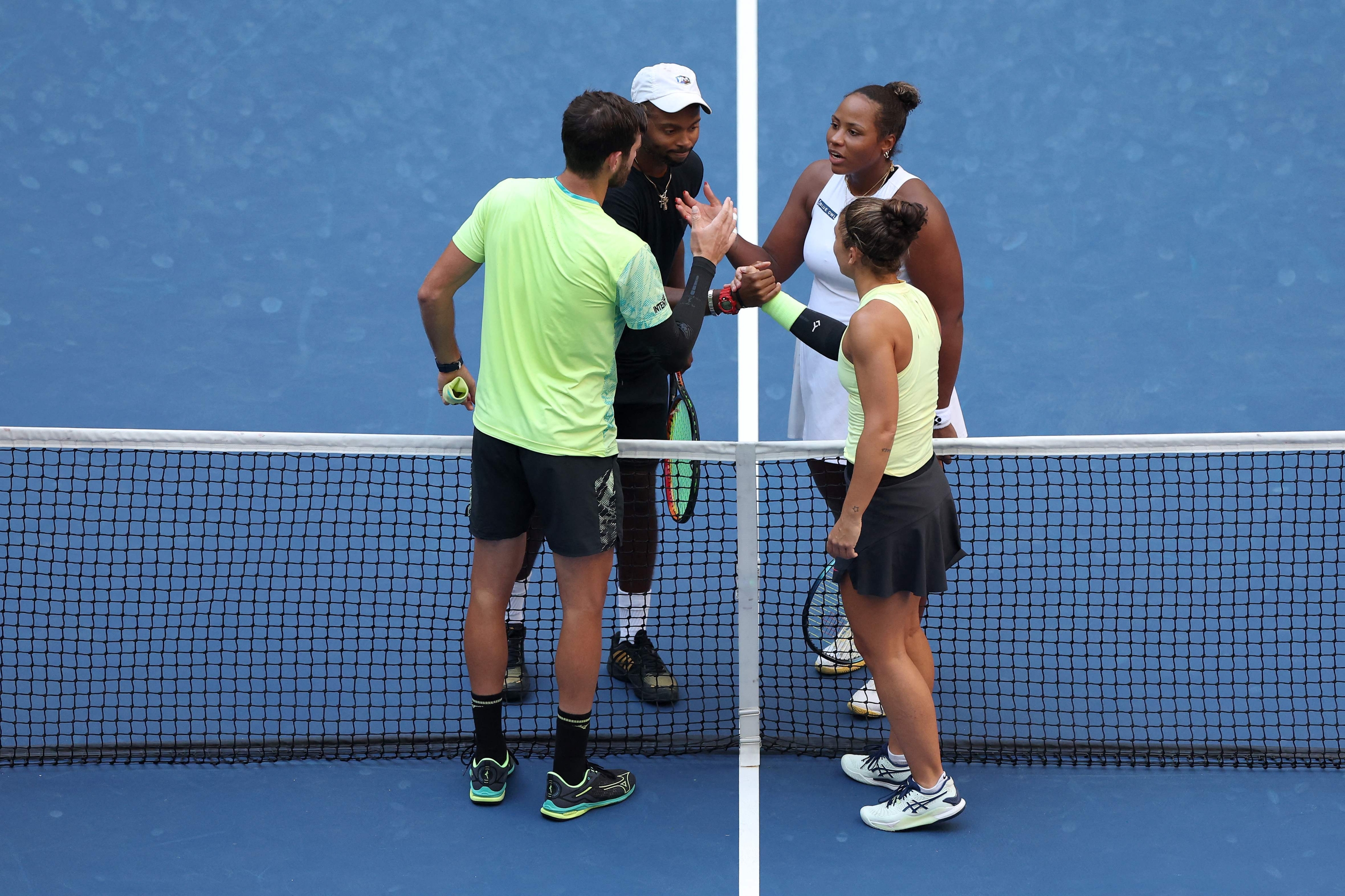 NEW YORK, NEW YORK - 05 SEPTEMBRE : Sara Errani (en bas à droite) et Andrea Vavassori (en bas à gauche) d'Italie serrent la main de Taylor Townsend (en haut à droite) et Donald Young (en haut à gauche) des États-Unis après leur match final de double mixte le onzième jour de l'US Open 2024 au centre national de tennis de l'USTA Billie Jean King le 5 septembre 2024 dans le quartier de Flushing, dans le quartier Queens de New York. Luke Hales/Getty Images/AFP (Photo de Luke Hales / GETTY IMAGES NORTH AMERICA / Getty Images via AFP)