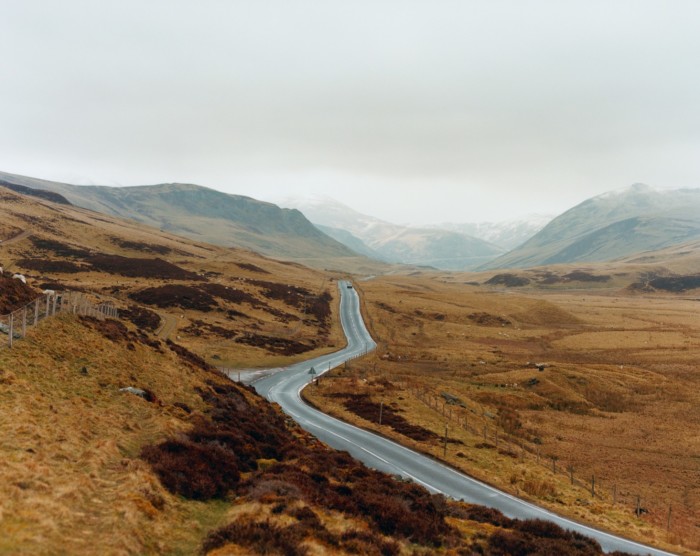 Une route à travers le parc national des Cairngorms