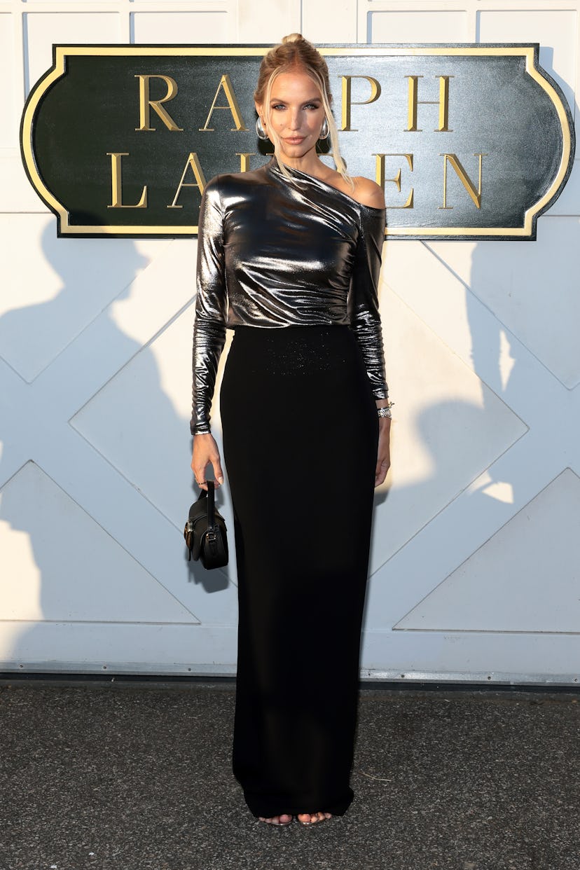 Leonie Hanne assiste au défilé Ralph Lauren printemps/été 2025 lors de la Fashion Week de New York 