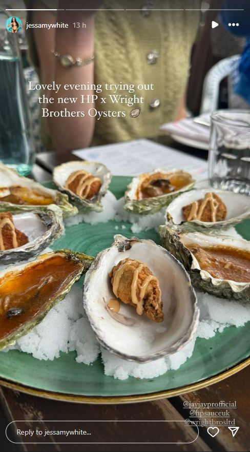 Ils ont dégusté des plats de fruits de mer lors d'un événement chic