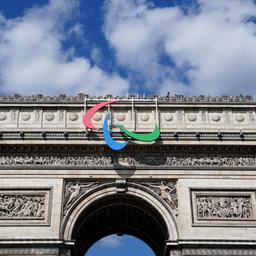 Le symbole paralympique est visible à l'Arc de Triomphe à Paris.