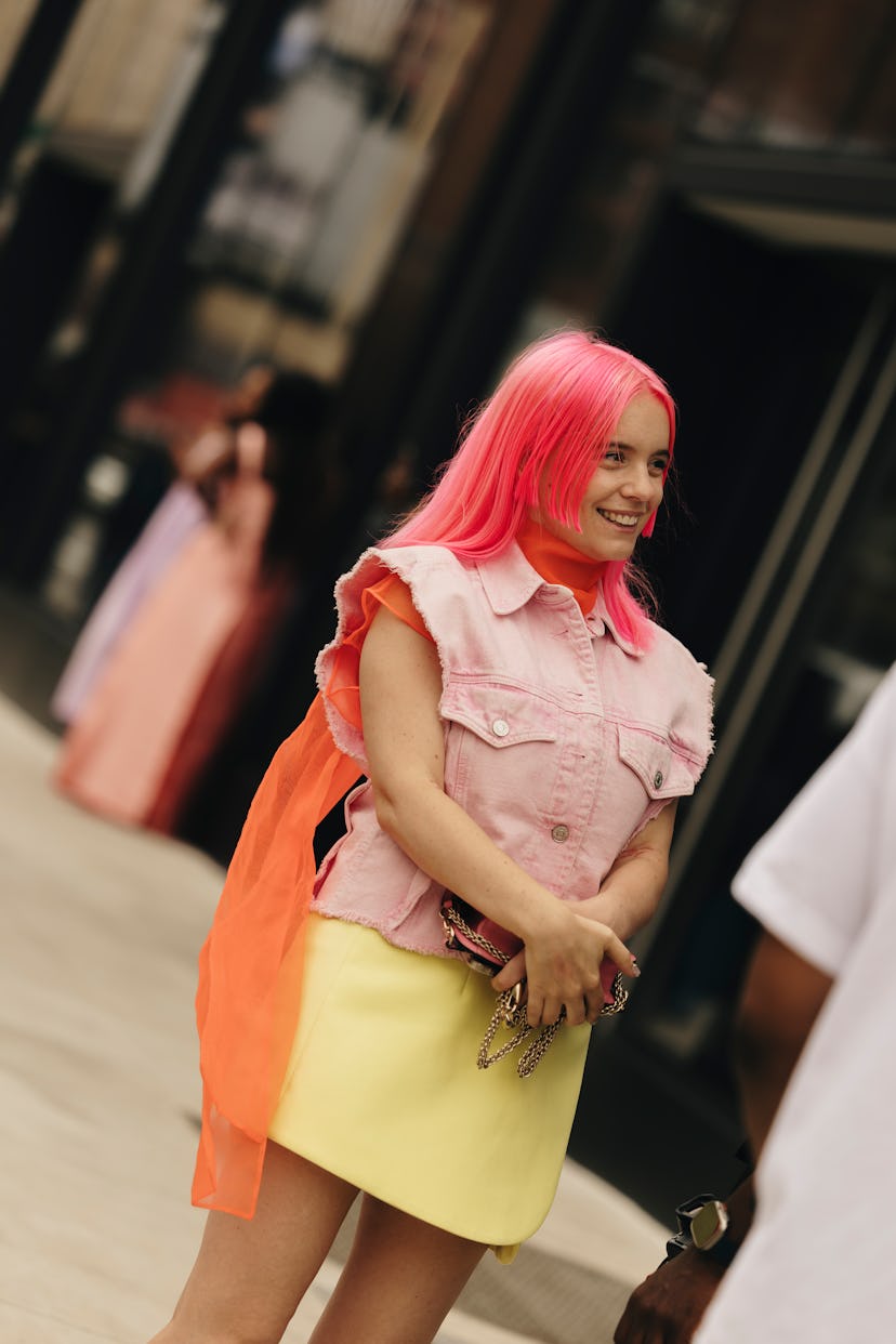 Cheveux rose fluo NYFW printemps/été 2025 street style beauté