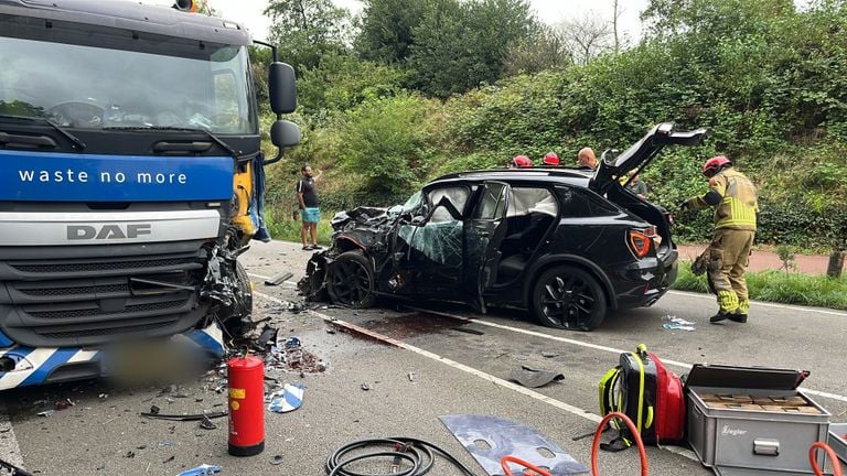 Un automobiliste grièvement blessé après une collision frontale avec un camion