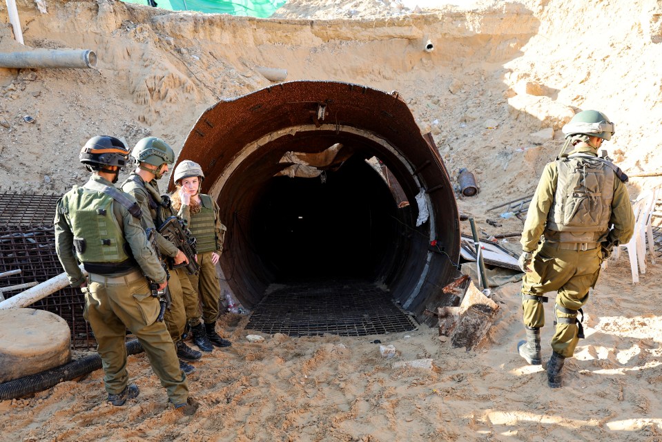 Des soldats des Forces de défense israéliennes (FDI) à l'extérieur d'un tunnel du Hamas à Gaza, en décembre 2023