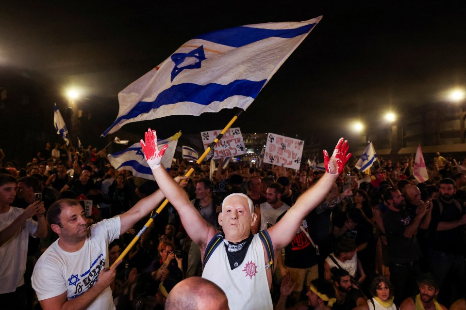 Des manifestants brandissaient des pancartes représentant un Netanyahu ensanglanté après que les otages ont été abattus par le Hamas lors de manifestations à travers le pays.