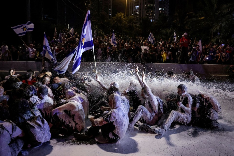 La police a aspergé les manifestants avec des canons à eau à Tel Aviv lors de manifestations antigouvernementales