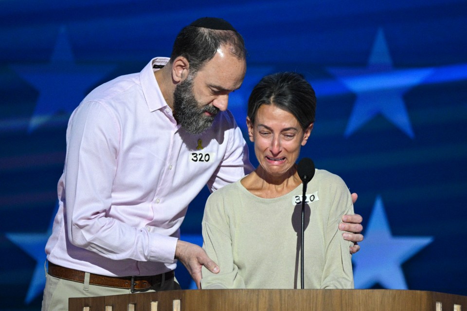 Jon Polin réconforte sa femme Rachel Goldberg à la Convention nationale démocrate alors qu'elle parle de leur fils Hersh, tué alors qu'il était retenu en otage par le Hamas