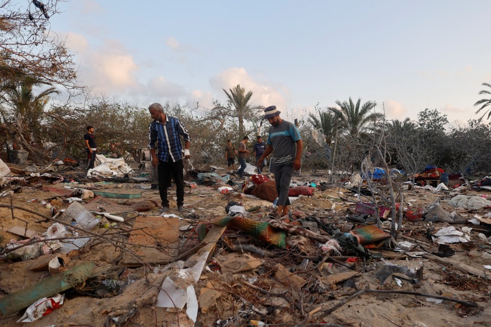 Des gens inspectent le site après les frappes israéliennes sur le camp ce matin