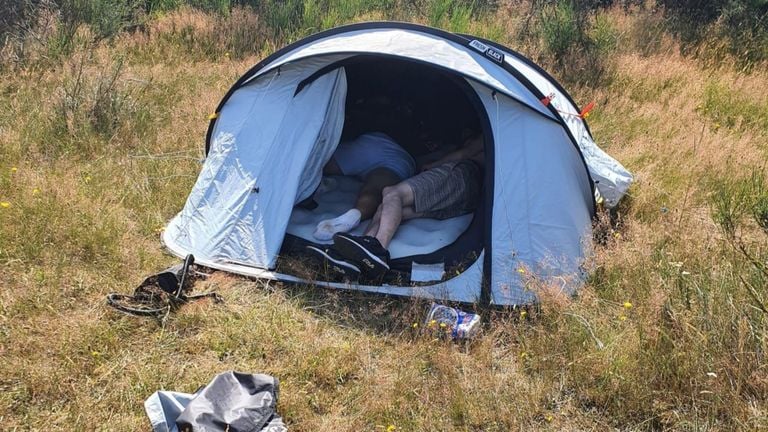 La tente d'un travailleur migrant au milieu des bois (photo : ZuidWest Update).