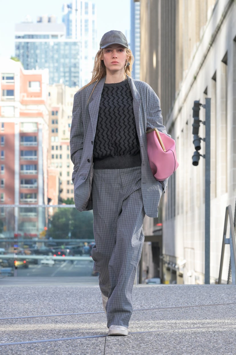 Mannequin sur le podium du défilé Coach RTW printemps 2025 