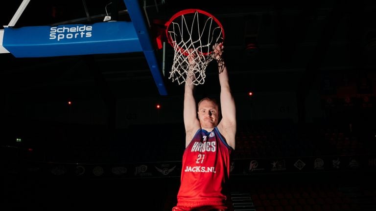 Menno Dijkstra avec un dunk (photo : Pieter Slembrouck).