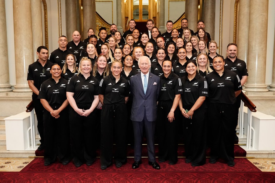 Charles avec l'équipe de rugby des Black Ferns sur le Grand Staircase