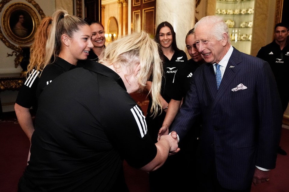 Charles semblait excité de rencontrer l'équipe de rugby