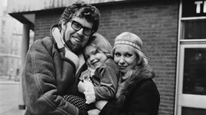   Rolf Harris photographié avec sa femme Alwen et leur fille Bindi en 1969