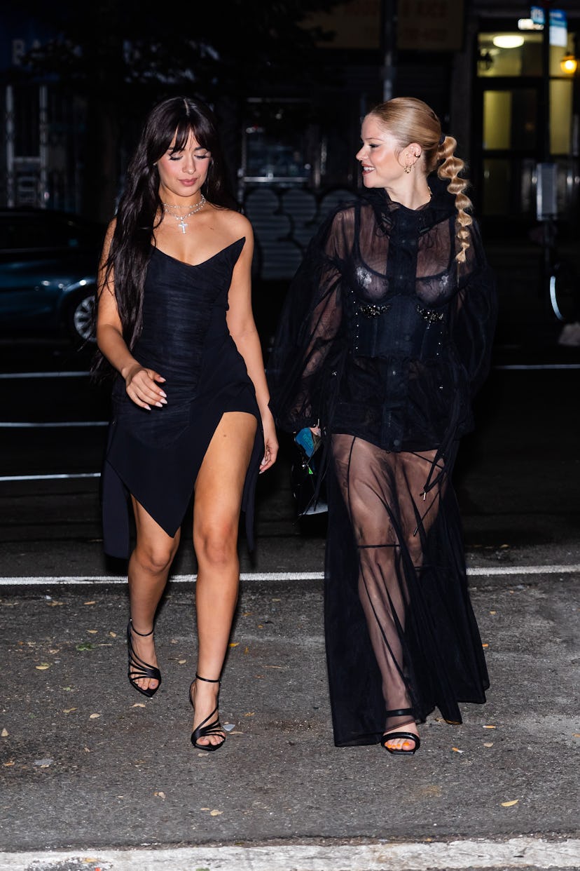 NEW YORK, NEW YORK - 12 SEPTEMBRE : Camila Cabello (à gauche) est vue dans l'East Village le 12 septembre 2...