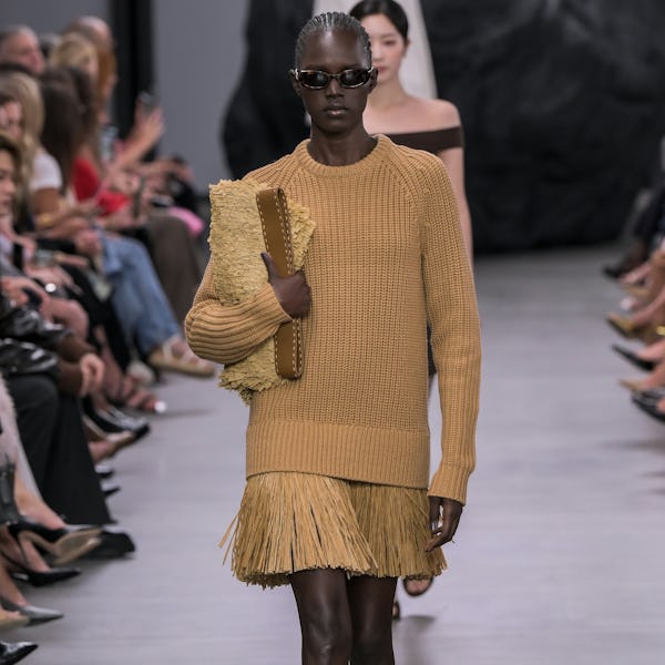 Mannequin sur le podium du défilé Michael Kors RTW printemps 2025 