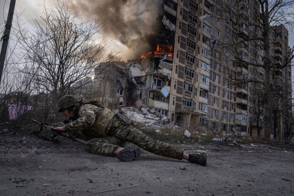 Un soldat ukrainien se met à l'abri à Avdiivka, en décembre dernier