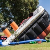 Un toboggan gonflable Titanic dans un parc de l'État américain de Californie.