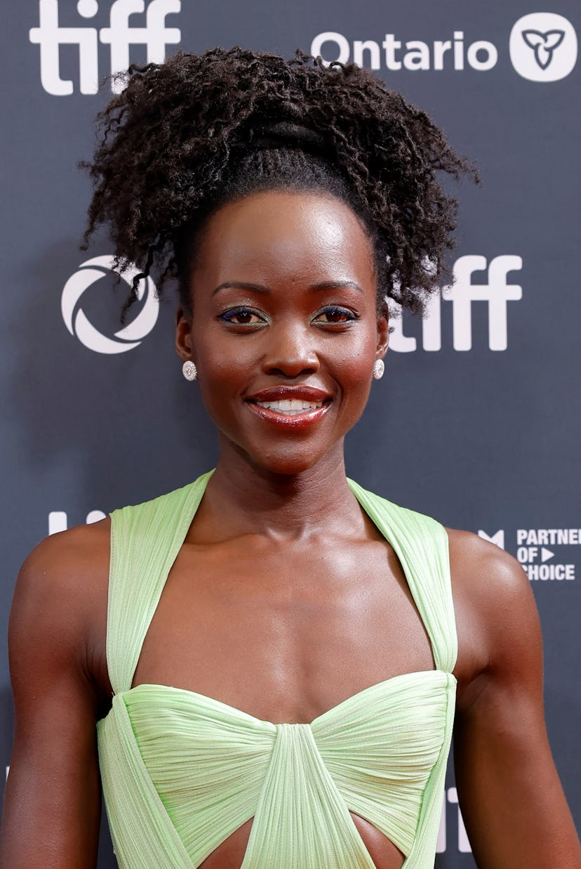 TORONTO, ONTARIO - 08 SEPTEMBRE : Lupita Nyong'o assiste à la première de "Le robot sauvage" pendant le ...