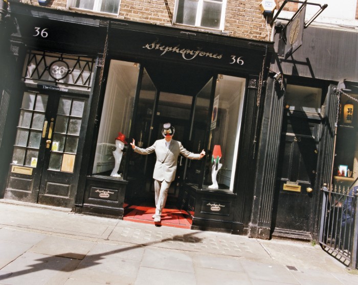 Jones sort de sa boutique de Covent Garden