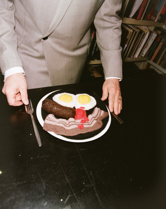 Béret tricoté, 3 000 £, de la collection SS05, « servi » sur une assiette dans la bibliothèque de Jones