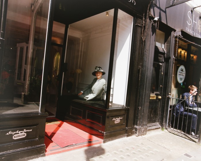 Jones dans la vitrine de sa boutique