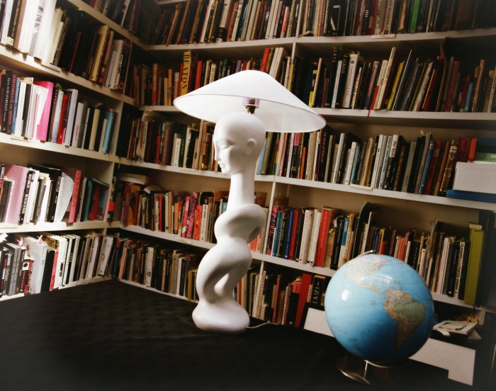 Une lampe à chapeau dans la bibliothèque de Jones, qui compte plus de 10 000 livres