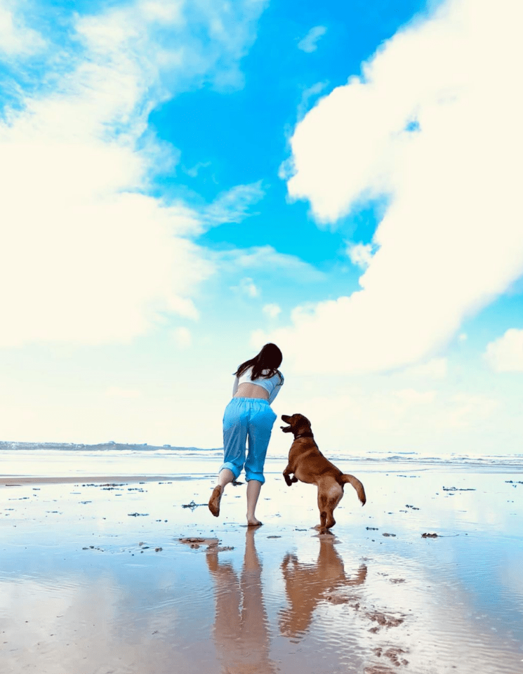 Elle aime aussi passer du temps avec son compagnon labrador