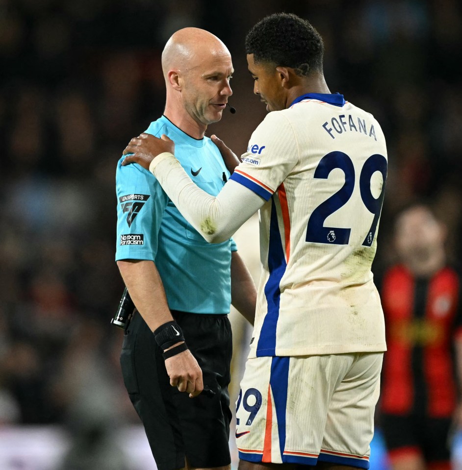 Anthony Taylor était un homme très occupé au Vitality Stadium