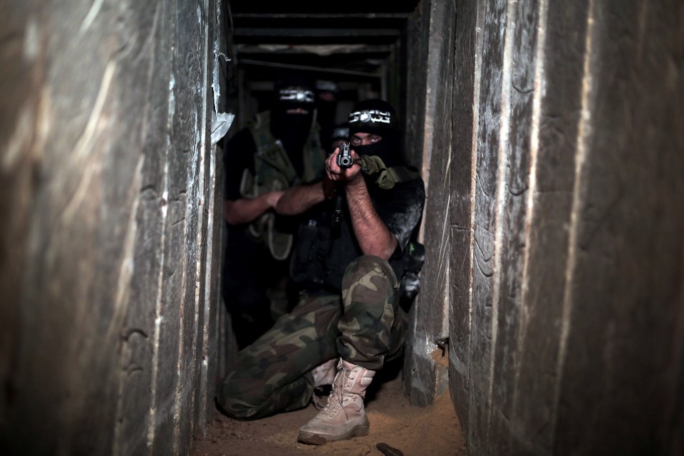 Des combattants armés dans l'un des tunnels souterrains du quartier de Shujaya, dans la ville de Gaza