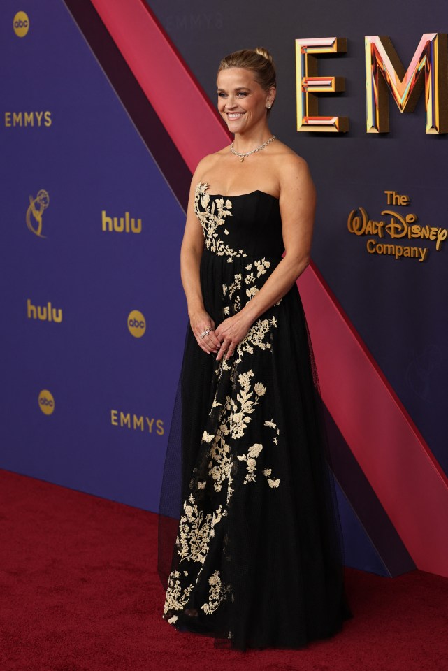 Reese Witherspoon assiste à la 76e cérémonie des Primetime Emmy Awards