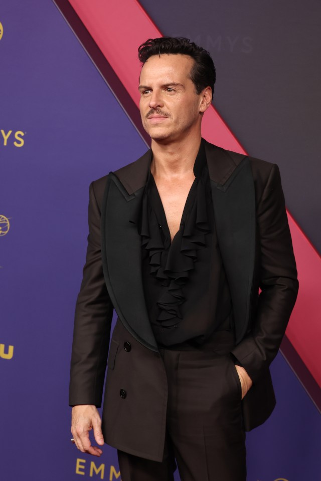 Andrew Scott assiste à la 76e cérémonie des Primetime Emmy Awards dans un costume entièrement noir