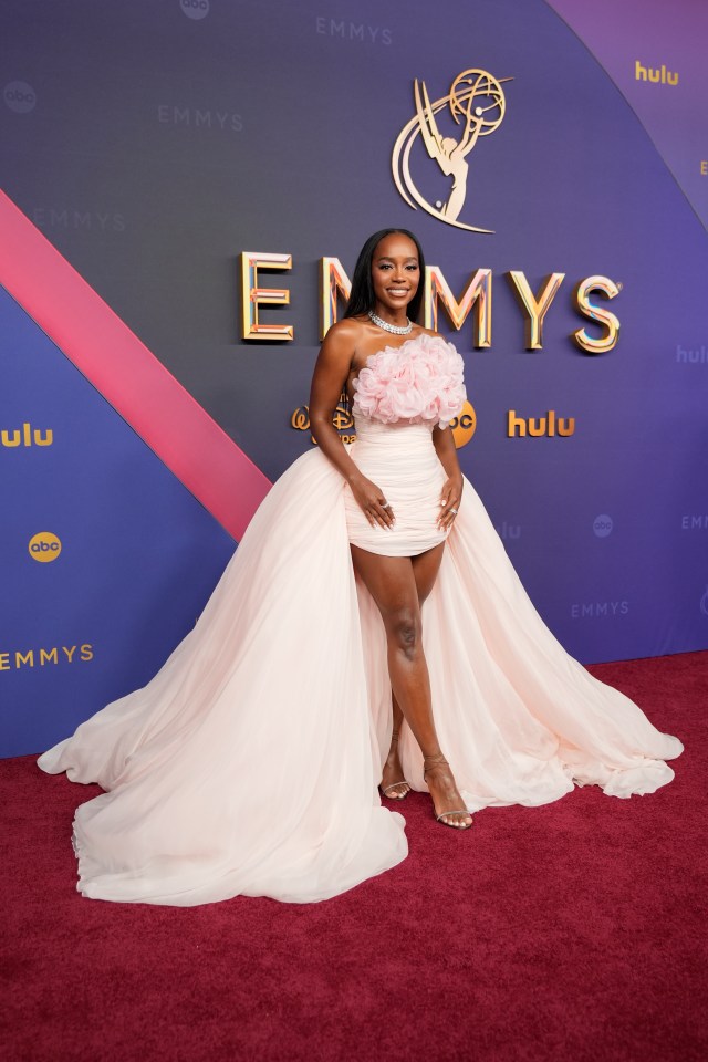 Aja Naomi King arrive à la 76e cérémonie des Primetime Emmy Awards dans une belle robe rose