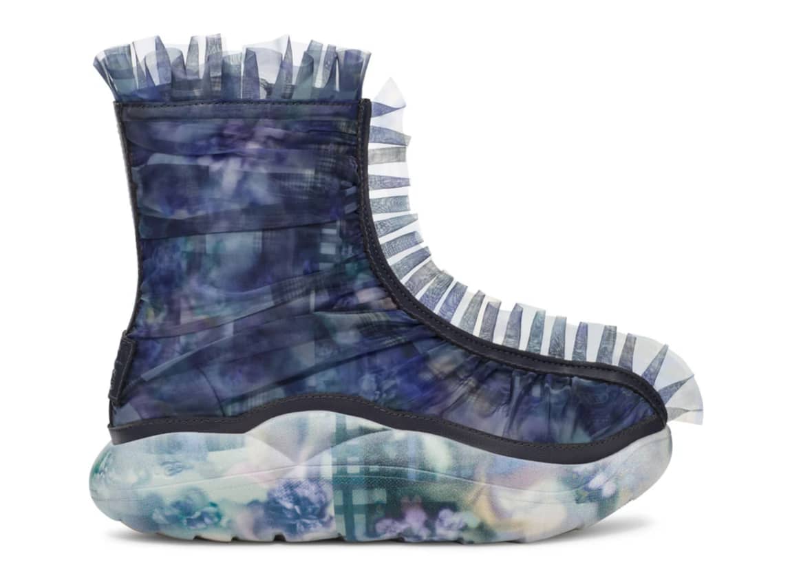 Botte à volants Ugg x Collina Strada à imprimé floral bleu foncé.