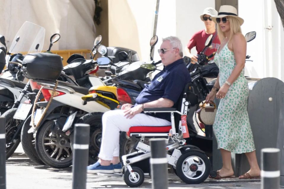 Eamonn a également été aperçu avec sa nouvelle partenaire Katie, qui pousse son fauteuil roulant